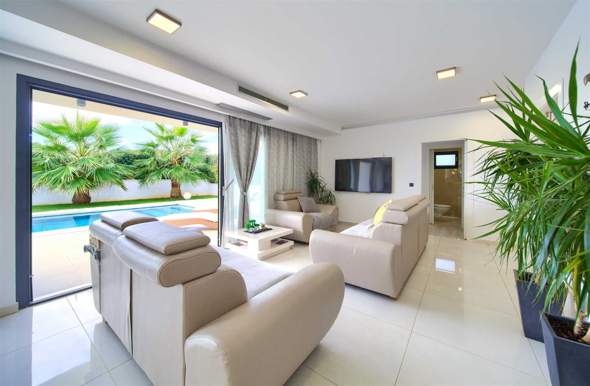 Villa LUMINOSA mit Außen- und Innenpool und Sauna