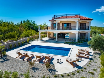 4-Bedroom Villa with Pool, Jacuzzi & Sauna in Žestilac