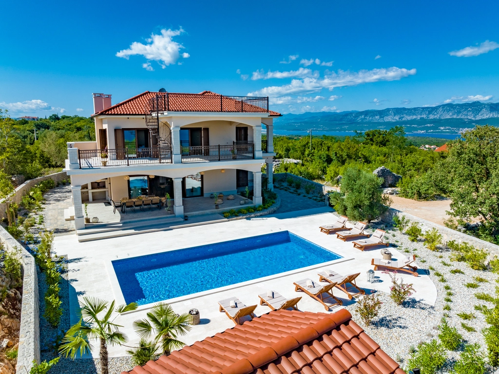 4-Bedroom Villa with Pool, Jacuzzi & Sauna in Žestilac