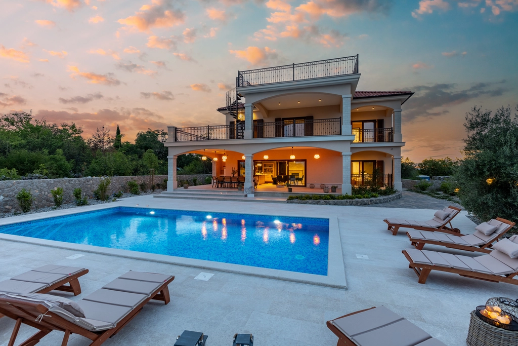 4-Bedroom Villa with Pool, Jacuzzi & Sauna in Žestilac