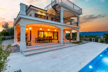 4-Bedroom Villa with Pool, Jacuzzi & Sauna in Žestilac