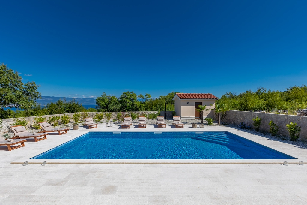 4-Bedroom Villa with Pool, Jacuzzi & Sauna in Žestilac