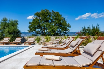 4-Bedroom Villa with Pool, Jacuzzi & Sauna in Žestilac