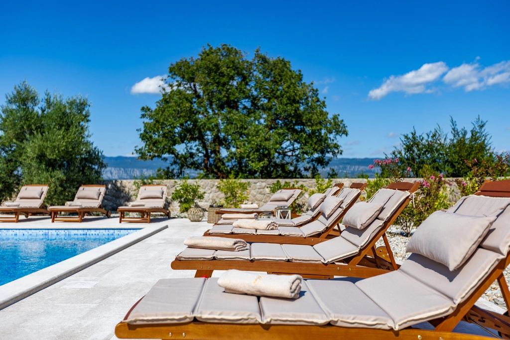 4-Bedroom Villa with Pool, Jacuzzi & Sauna in Žestilac