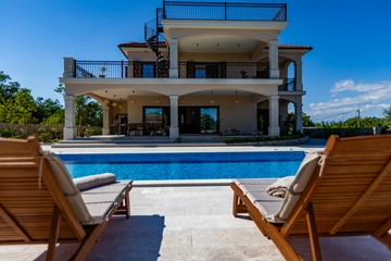 4-Bedroom Villa with Pool, Jacuzzi & Sauna in Žestilac