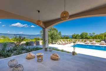 4-Bedroom Villa with Pool, Jacuzzi & Sauna in Žestilac