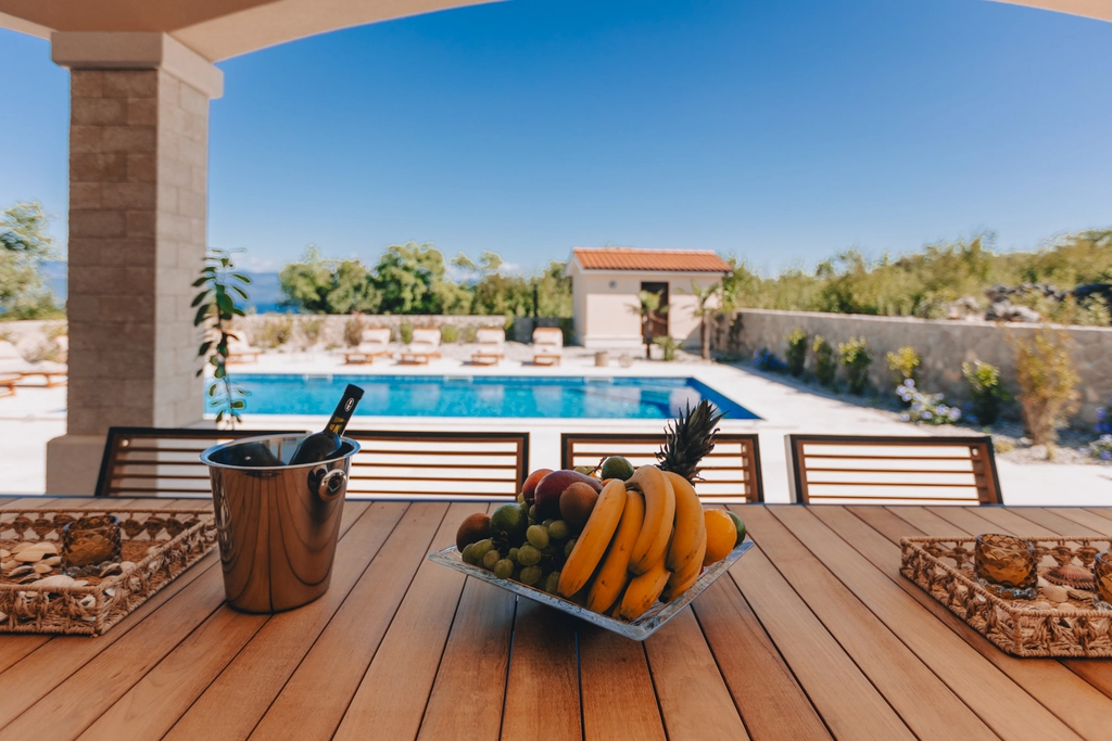 4-Bedroom Villa with Pool, Jacuzzi & Sauna in Žestilac
