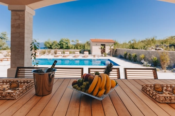 4-Bedroom Villa with Pool, Jacuzzi & Sauna in Žestilac