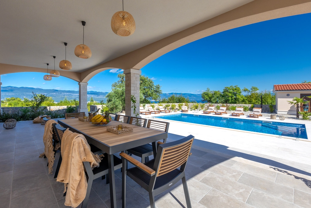 4-Bedroom Villa with Pool, Jacuzzi & Sauna in Žestilac
