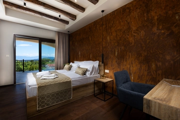 4-Bedroom Villa with Pool, Jacuzzi & Sauna in Žestilac