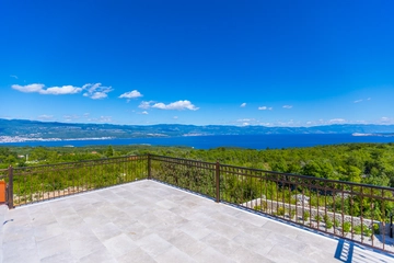 4-Bedroom Villa with Pool, Jacuzzi & Sauna in Žestilac