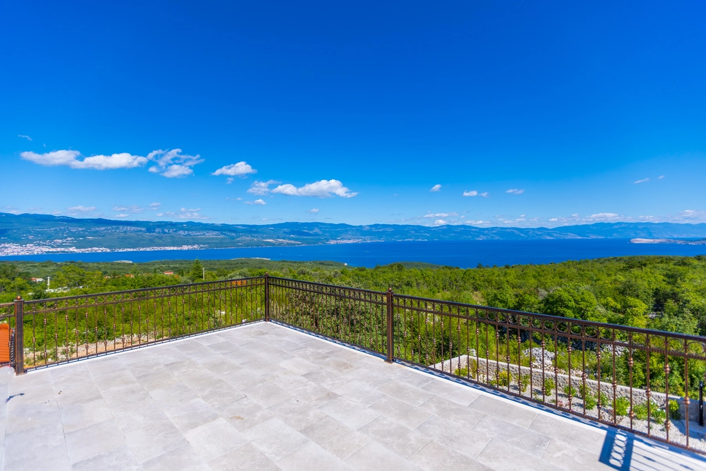 4-Bedroom Villa with Pool, Jacuzzi & Sauna in Žestilac