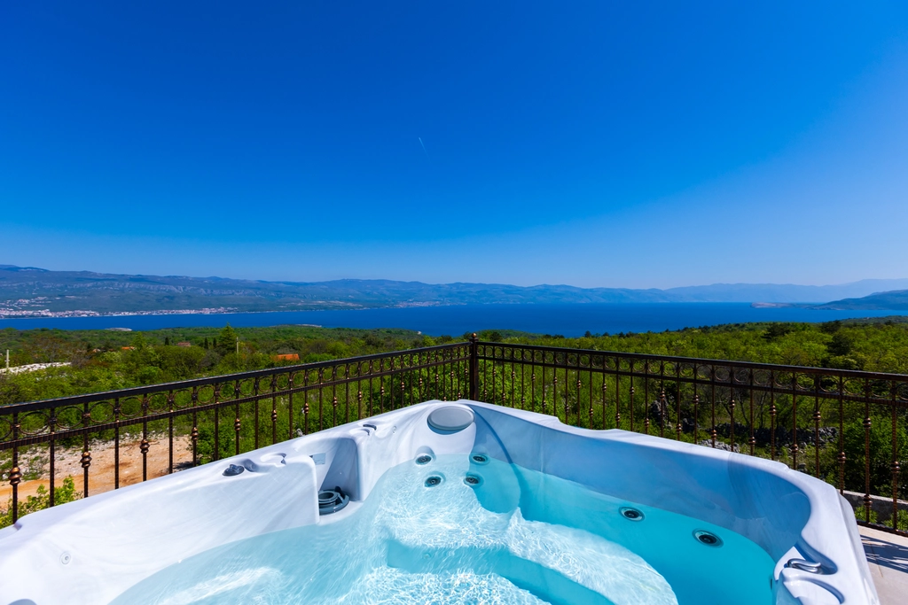 4-Bedroom Villa with Pool, Jacuzzi & Sauna in Žestilac