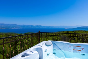 4-Bedroom Villa with Pool, Jacuzzi & Sauna in Žestilac