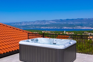 4-Bedroom Villa with Pool, Jacuzzi & Sauna in Žestilac