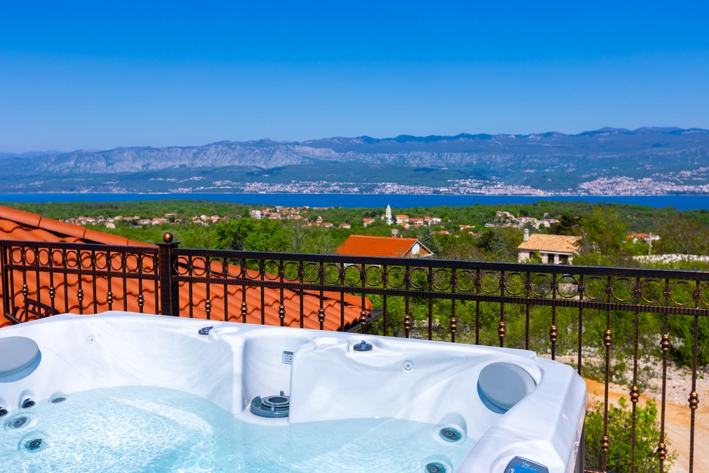 4-Bedroom Villa with Pool, Jacuzzi & Sauna in Žestilac