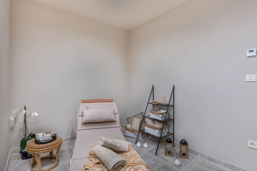 4-Bedroom Villa with Pool, Jacuzzi & Sauna in Žestilac