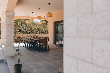 4-Bedroom Villa with Pool, Jacuzzi & Sauna in Žestilac