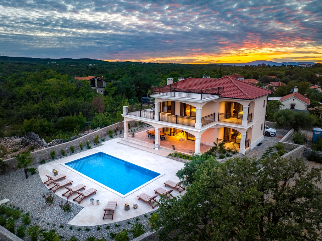 4-Bedroom Villa with Pool, Jacuzzi & Sauna in Žestilac