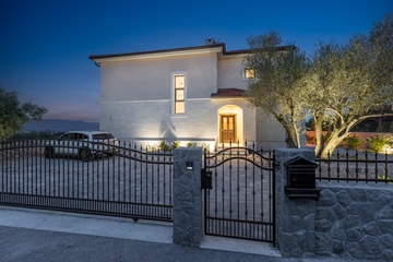 4-Bedroom Villa with Pool, Jacuzzi & Sauna in Žestilac