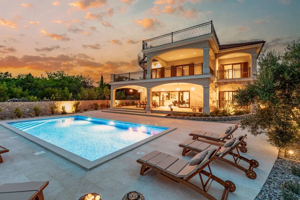 4-Bedroom Villa with Pool, Jacuzzi & Sauna in Žestilac