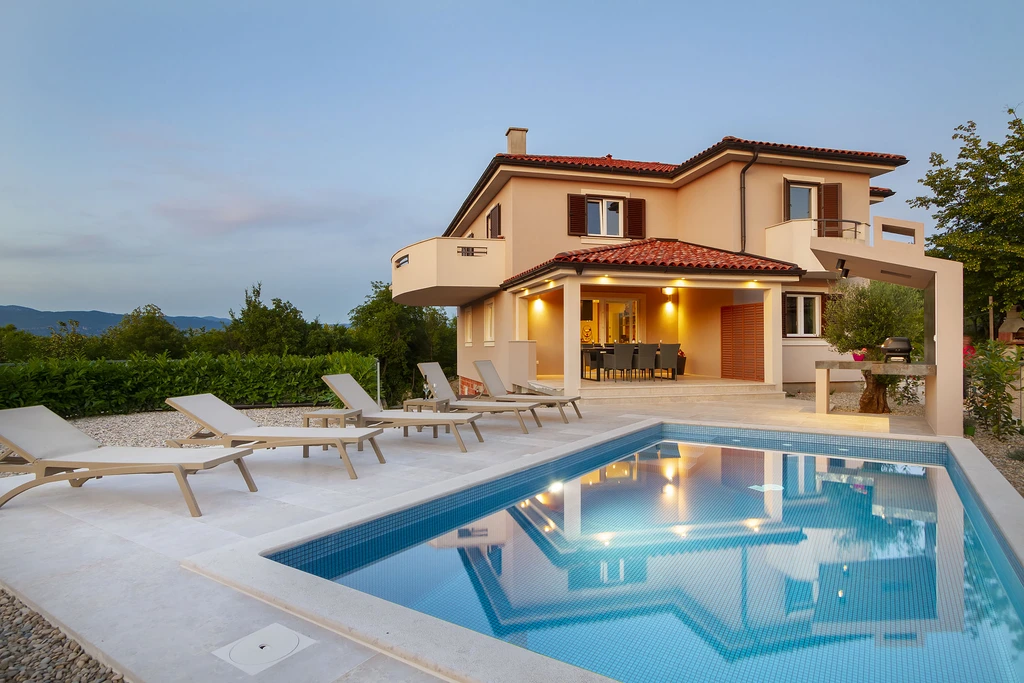 Apartment in Hlapa with Private Pool & 3 Bedrooms