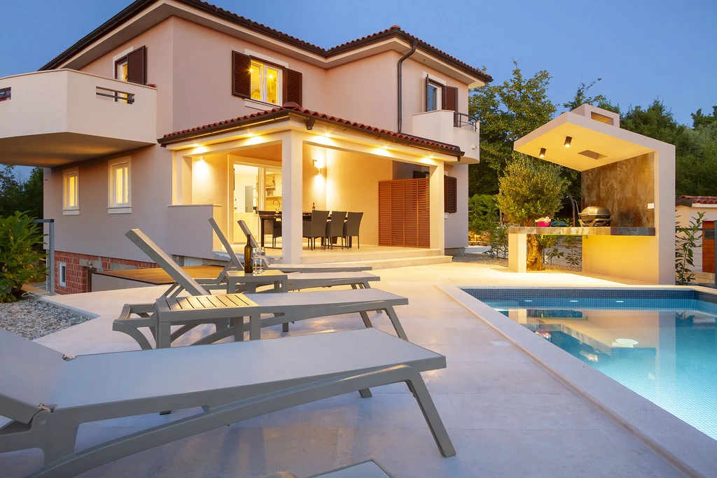 Apartment in Hlapa with Private Pool & 3 Bedrooms