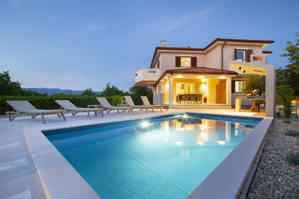 Apartment in Hlapa with Private Pool & 3 Bedrooms