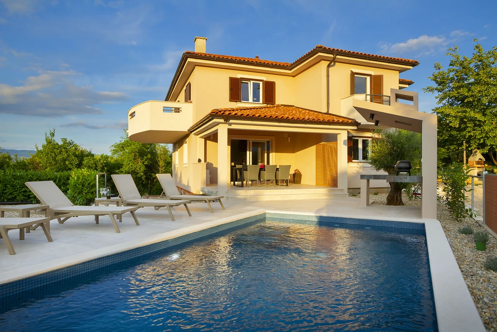 Apartment in Hlapa with Private Pool & 3 Bedrooms