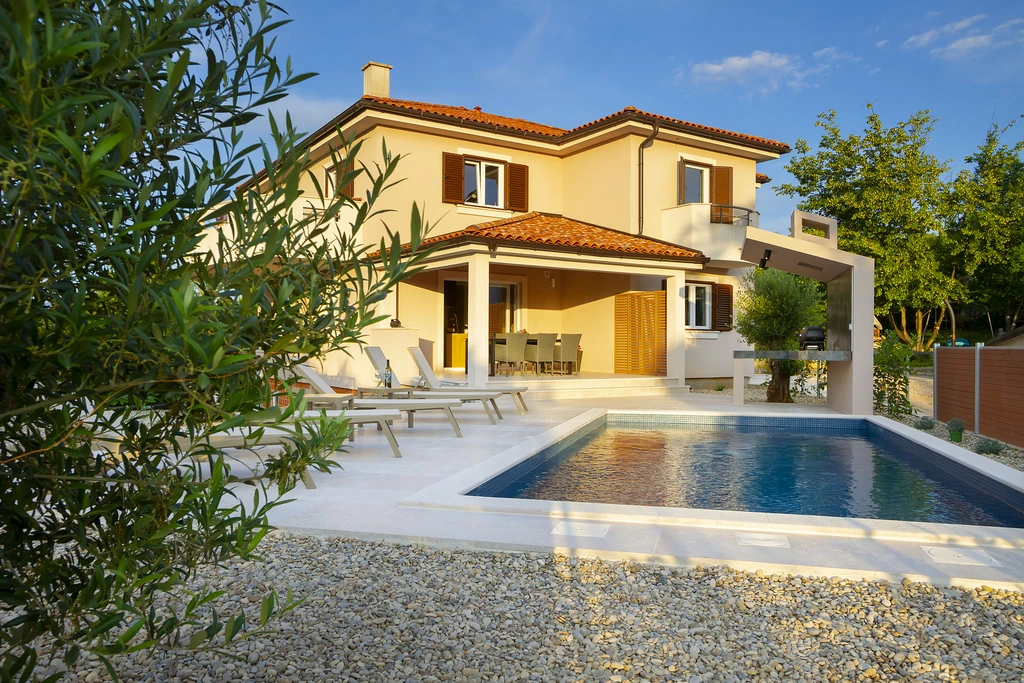 Apartment in Hlapa with Private Pool & 3 Bedrooms