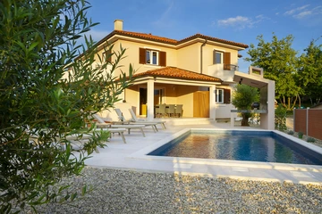 Apartment in Hlapa with Private Pool & 3 Bedrooms