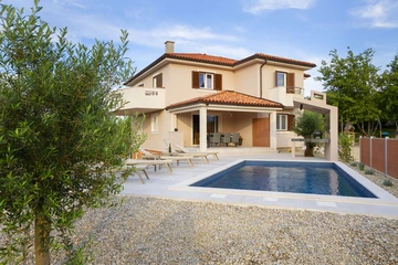 Apartment in Hlapa with Private Pool & 3 Bedrooms