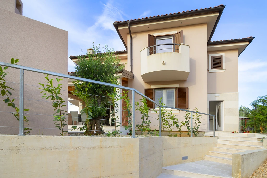 Apartment in Hlapa with Private Pool & 3 Bedrooms