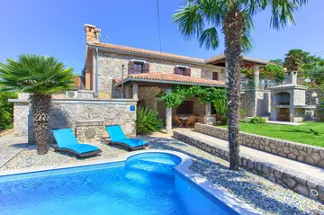 4-Bedroom Holiday House with Private Pool in Hlapa