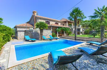 4-Bedroom Holiday House with Private Pool in Hlapa