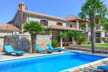 4-Bedroom Holiday House with Private Pool in Hlapa