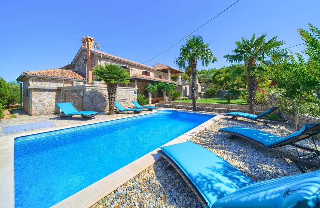 4-Bedroom Holiday House with Private Pool in Hlapa