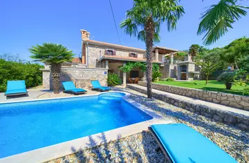 4-Bedroom Holiday House with Private Pool in Hlapa