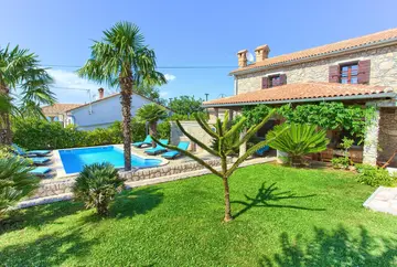 4-Bedroom Holiday House with Private Pool in Hlapa