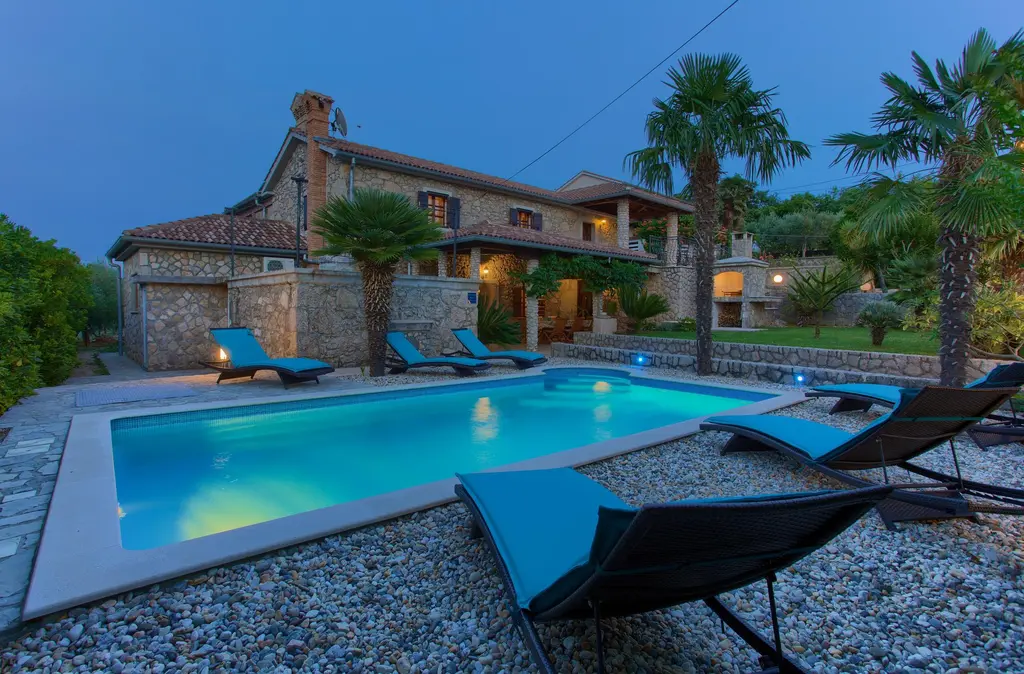 4-Bedroom Holiday House with Private Pool in Hlapa
