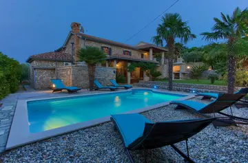 4-Bedroom Holiday House with Private Pool in Hlapa