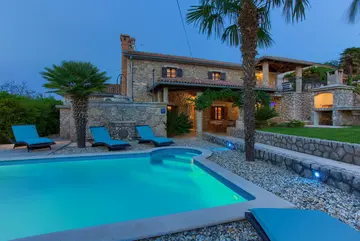 4-Bedroom Holiday House with Private Pool in Hlapa