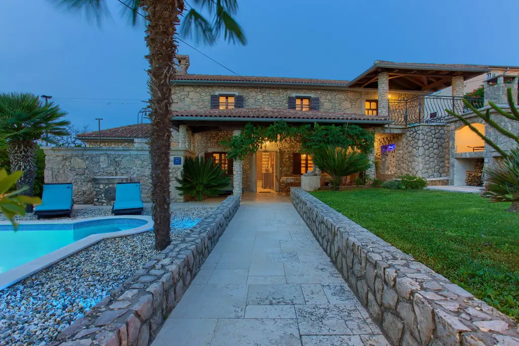 4-Bedroom Holiday House with Private Pool in Hlapa