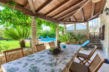 4-Bedroom Holiday House with Private Pool in Hlapa