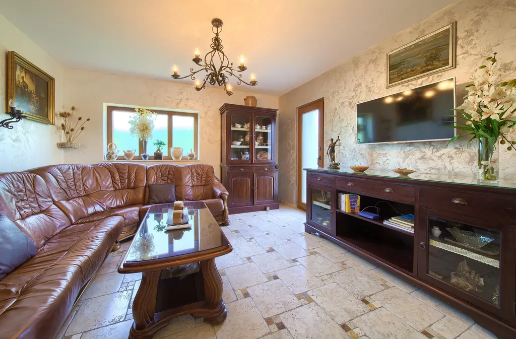 4-Bedroom Holiday House with Private Pool in Hlapa