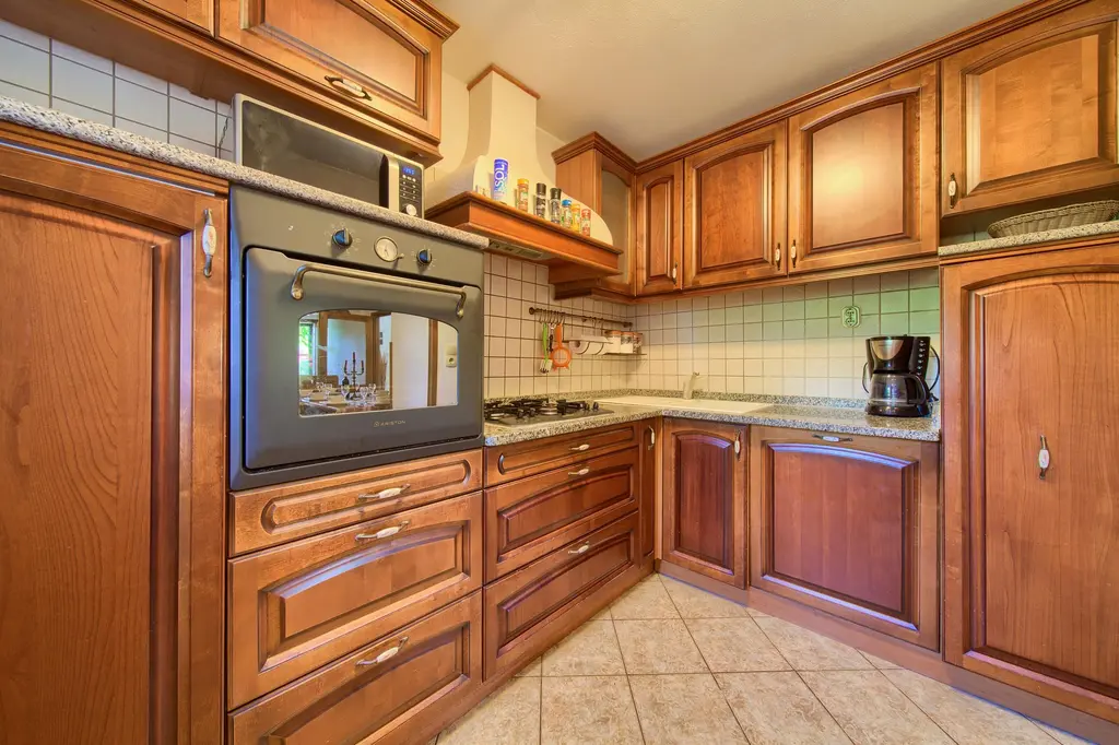 4-Bedroom Holiday House with Private Pool in Hlapa