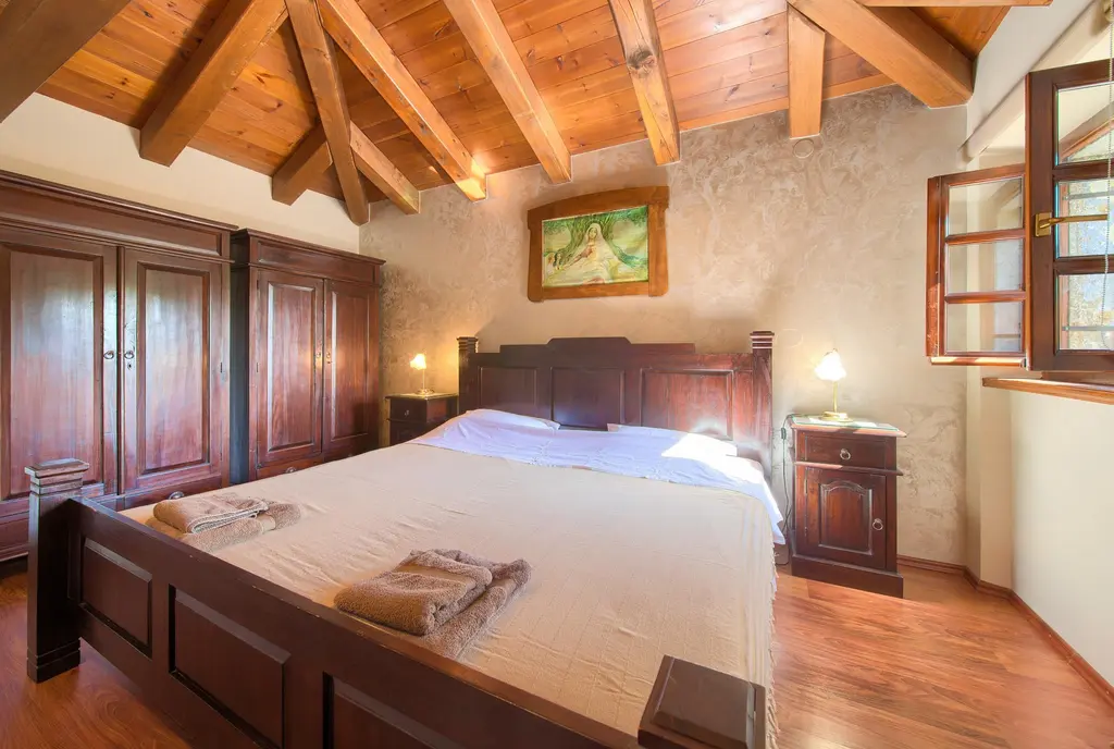 4-Bedroom Holiday House with Private Pool in Hlapa