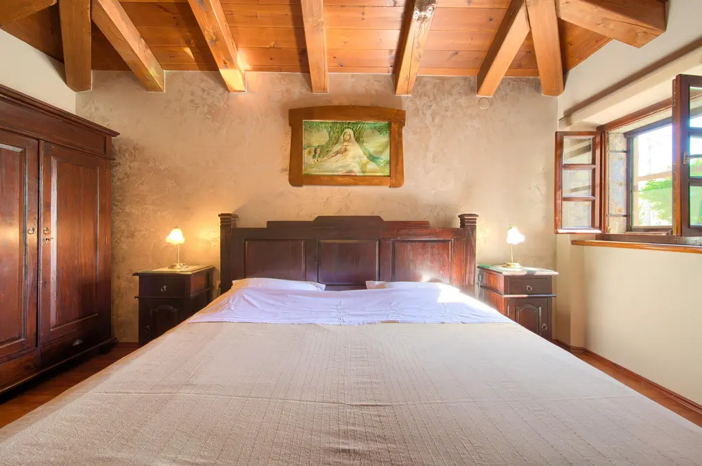 4-Bedroom Holiday House with Private Pool in Hlapa