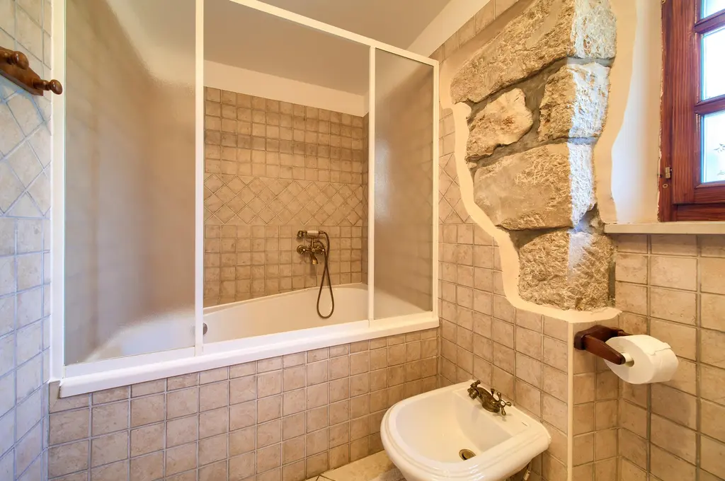 4-Bedroom Holiday House with Private Pool in Hlapa