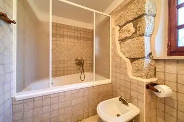 4-Bedroom Holiday House with Private Pool in Hlapa